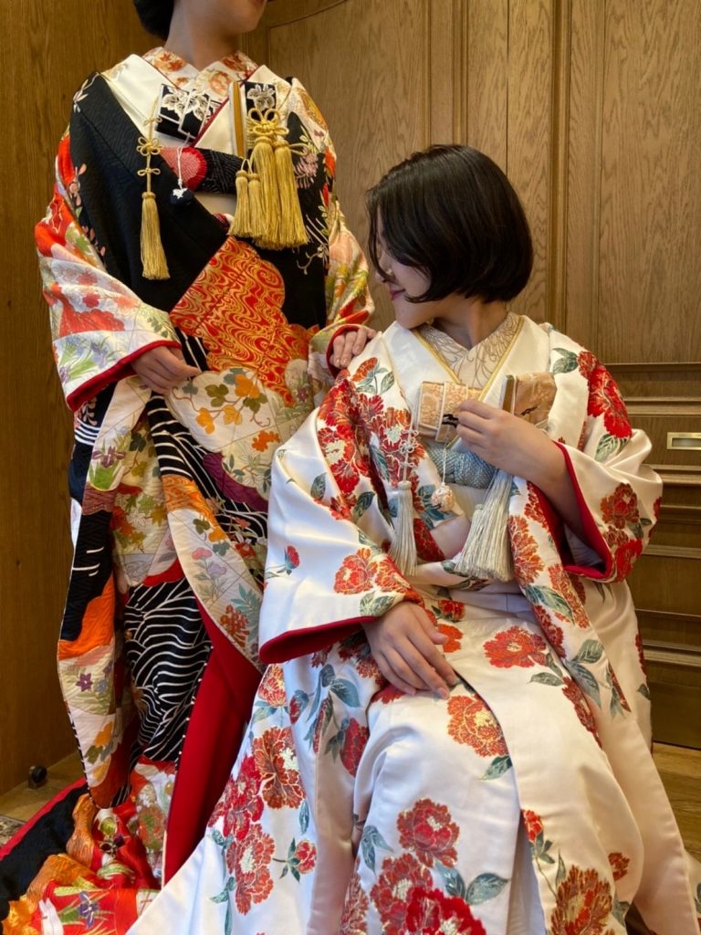 トリート名古屋店がおすすめするトリートで人気白地・黒地・金地の色打掛　和装コーディネートのご紹介。