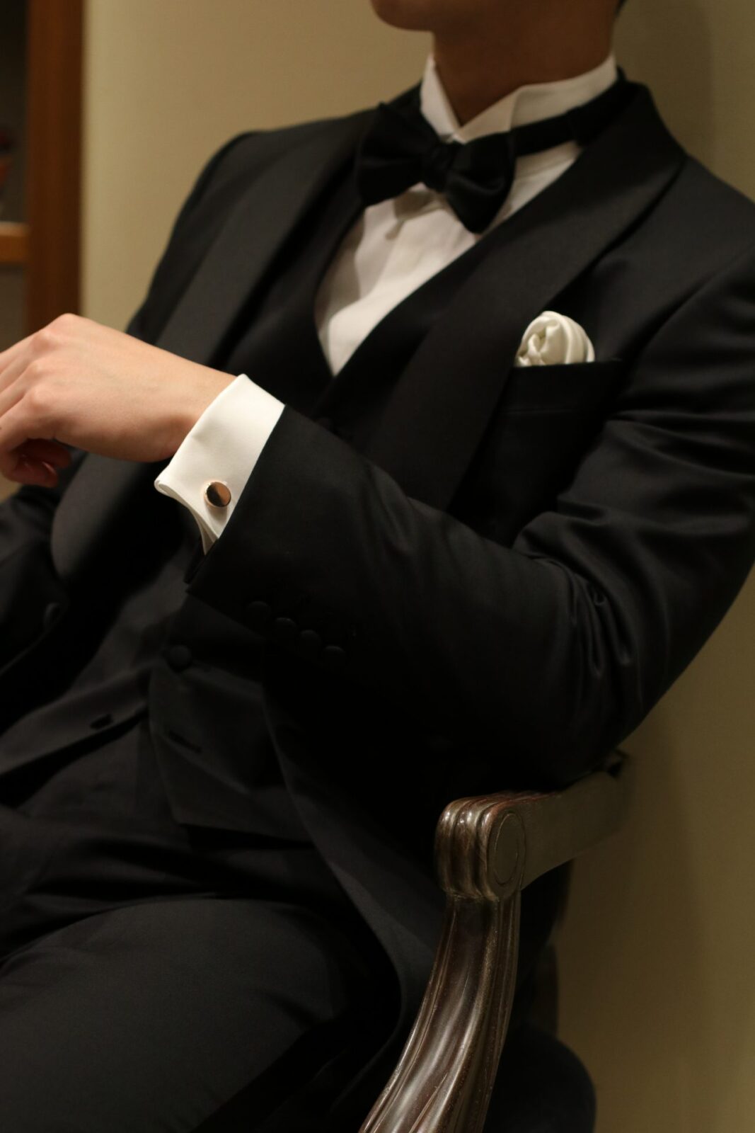 上質な大人の結婚式披露宴をイメージする方には、新郎様のタキシードは、お掛けいただいた姿ですら映画ダブルオーセブンのようにより男性的に格好よくお召いただけるブラックタキシードがおすすめです