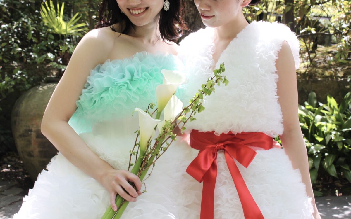 トリートドレッシング京都店にてお取り扱いをしているTOMO KOIZUMIのドレス。カラーのお花と枝葉を合わせた和婚にも合いそうなモダンなスタイル