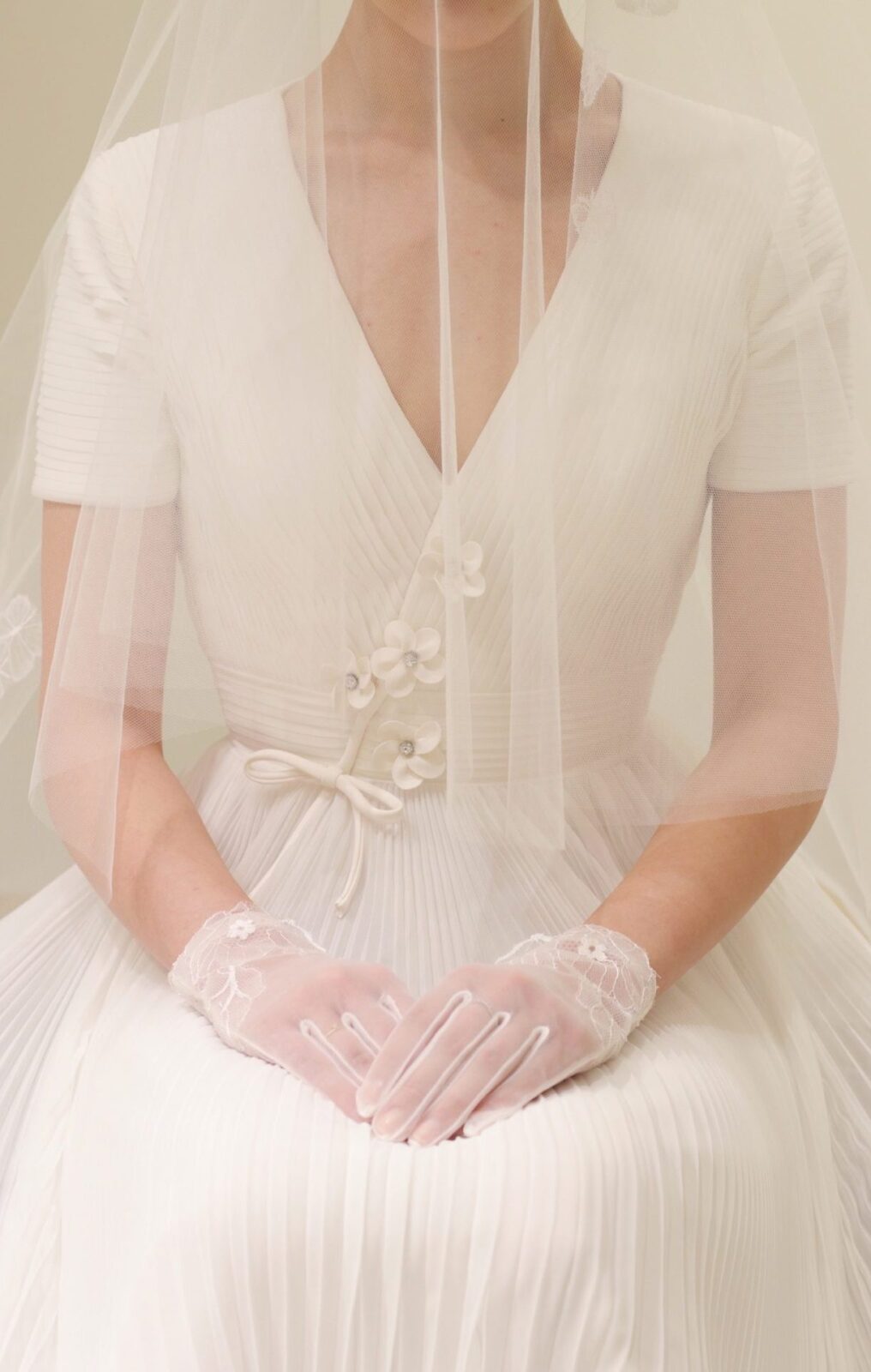 赤絨毯が美しいクラシックな結婚式会場、赤坂プリンスクラシックハウスにはこだわり抜かれたベールとグローブを合わせることで上品かつ可憐な挙式のコーディネートに仕上がります