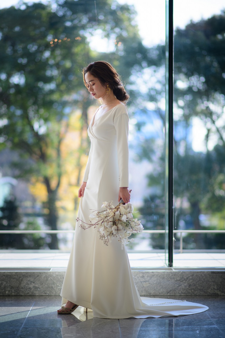 パレスホテル東京でこだわりの結婚式を叶えられたご新婦様のアムサーラのシンプルスレンダーラインのウェディングドレス