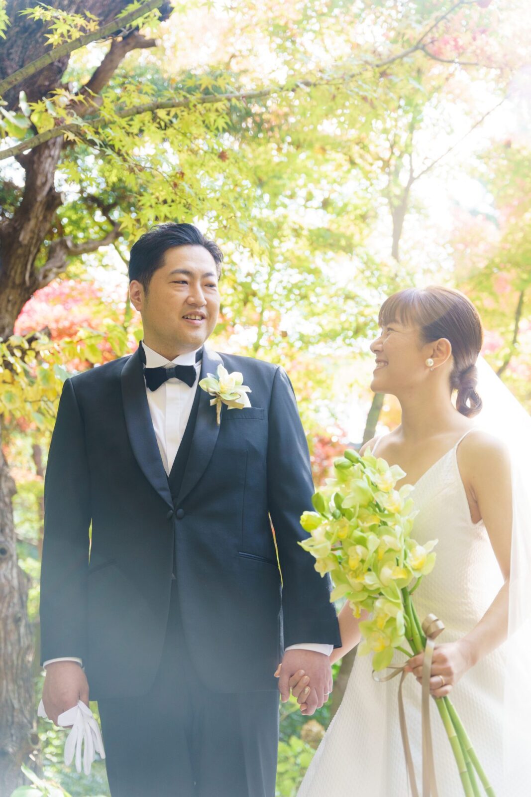 紅葉が色づき始めた11月の藤屋御本陣でブラックフォーマルのタキシードとAラインのウェディングドレスを身に纏うご新婦様