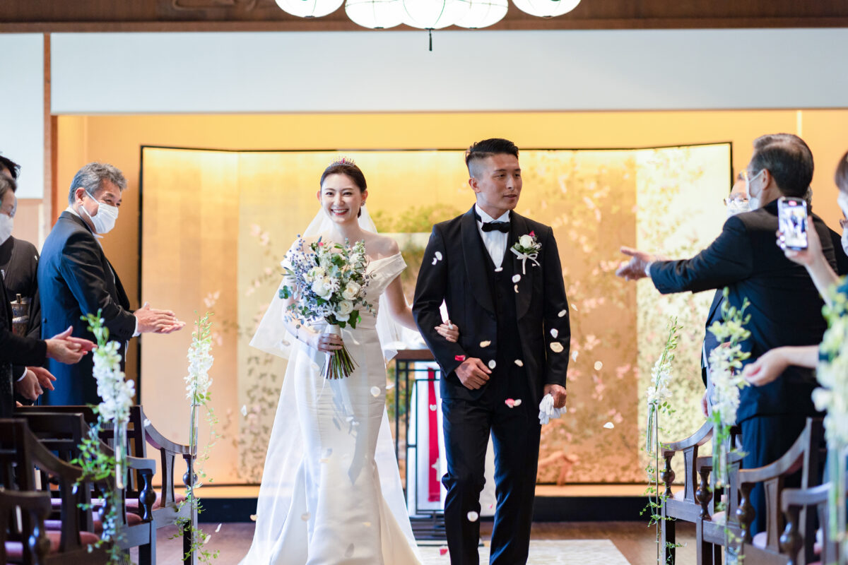 奈良の結婚式会場菊水楼にて挙式をされるお二人のお衣裳はザトリートドレッシング大阪店でウエディングドレスとタキシードをお選びになりました。