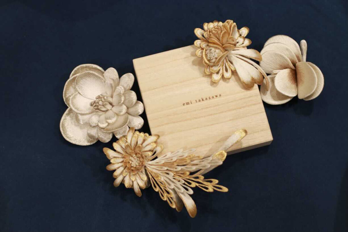 作家、emi takazawa（エミタカザワ）さんの刺繍花のお取り扱いスタートのお知らせ。