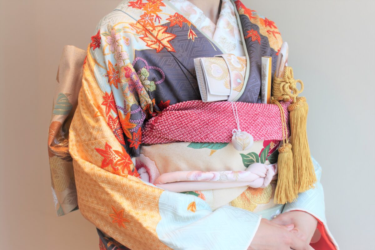 京都の秋冬の前撮りでおすすめのコーディネートは朱色や灰色、桃色などをふんだんに使用した華やかなコーディネートです
