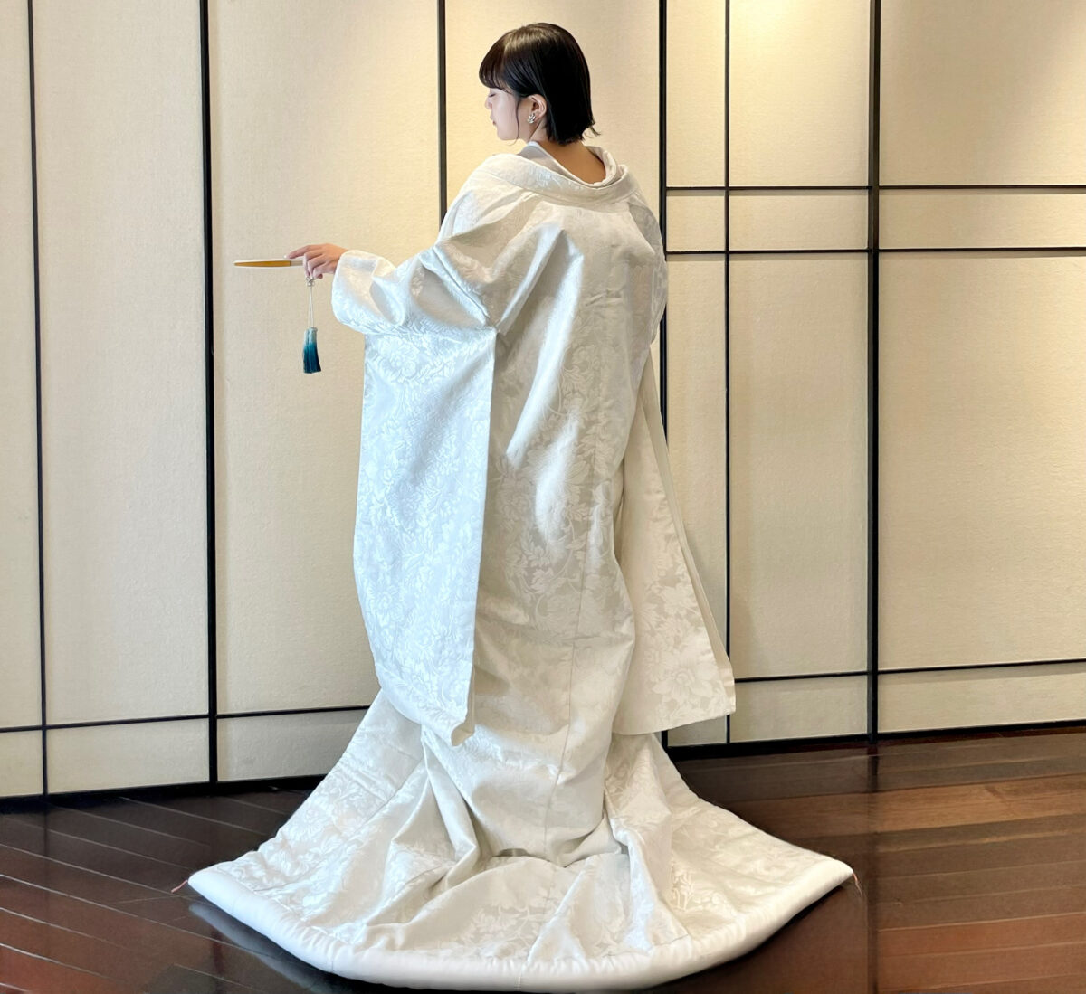 神戸エリアで結婚式や前撮りをされる花嫁にオススメのはまなすの絵柄が美しい白無垢