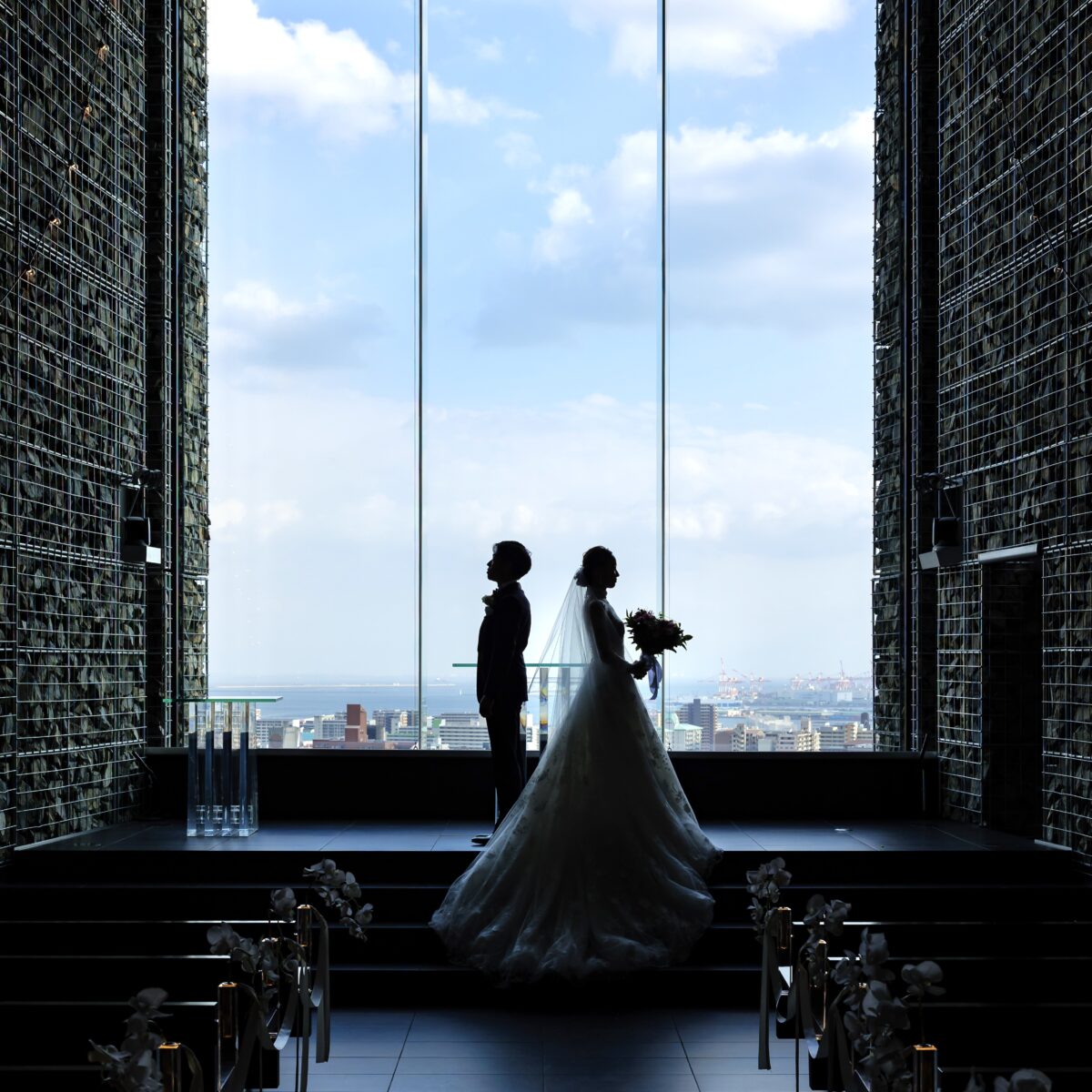 神戸エリアで人気の結婚式会場北野クラブソラで前撮りをされたお二人の、街並みや空が美しく映るチャペルでのお写真