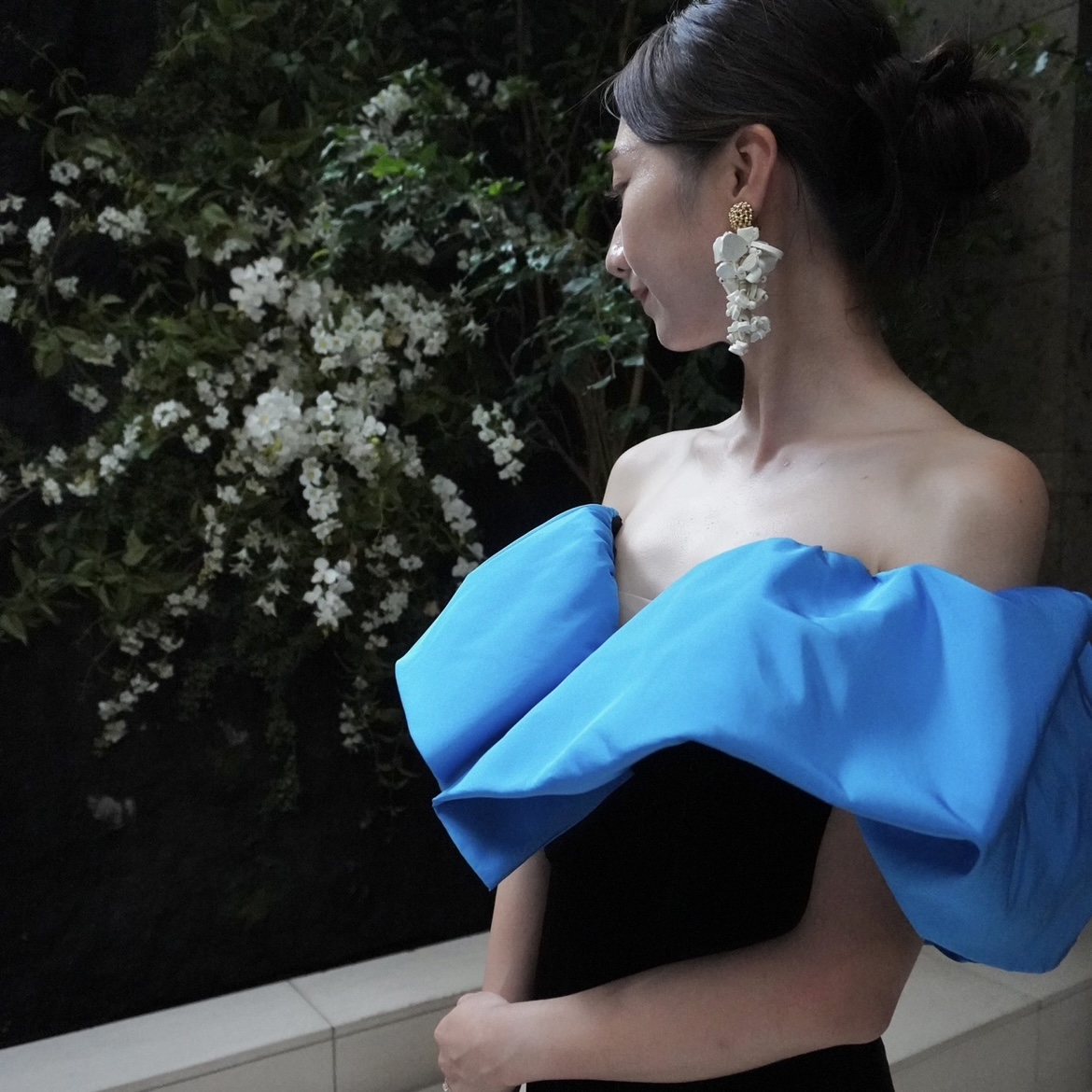 ザ トリートドレッシング名古屋がカワブン ナゴヤで結婚式を挙げられる花嫁におすすめの、オフショルダーのシルエットが美しいモニーク ルイリエの新作ブラックカラードレス