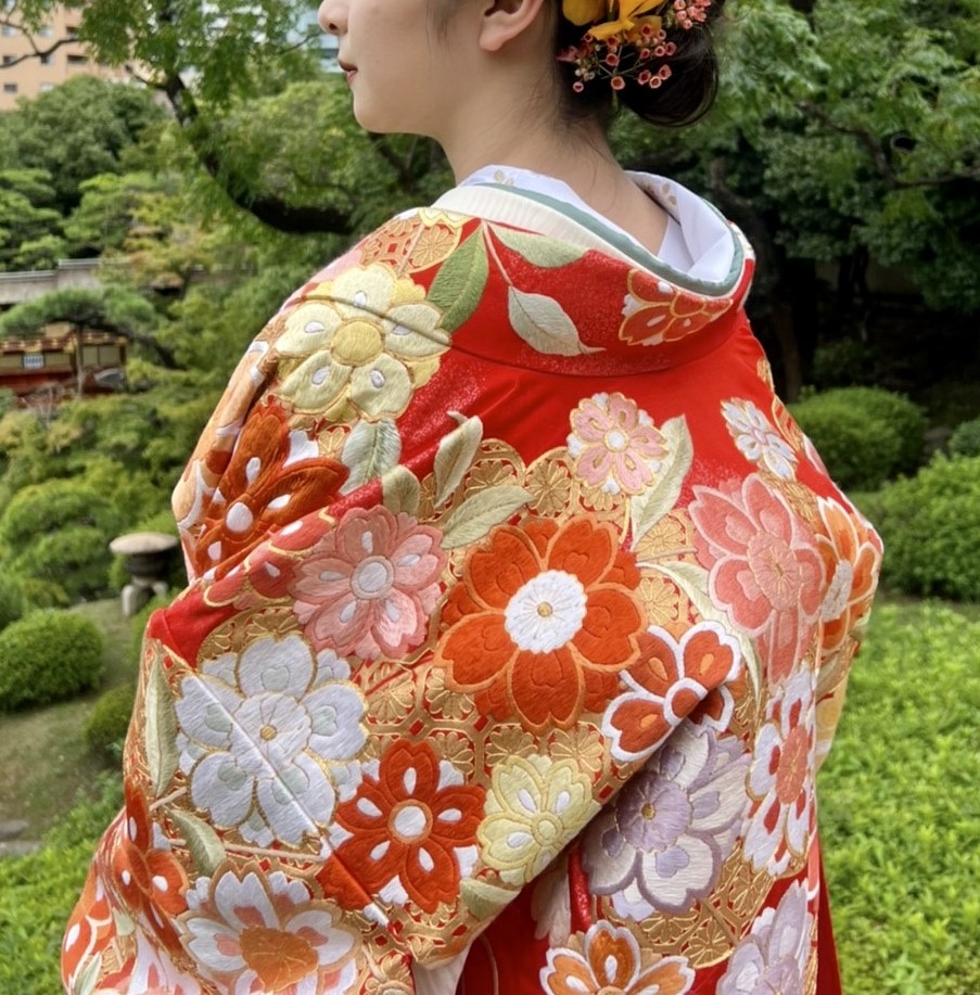 トリート神戸店にて取り扱いのある赤色の色打掛は神戸エリアで和婚をされる新郎新婦におすすめ