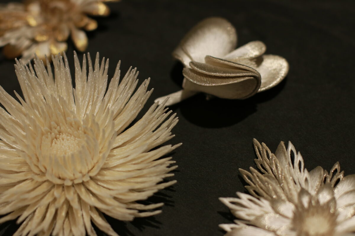 結婚式の白無垢ヘッドパーツにemi takazawa （エミ タカザワ）の刺繍花がお勧めです