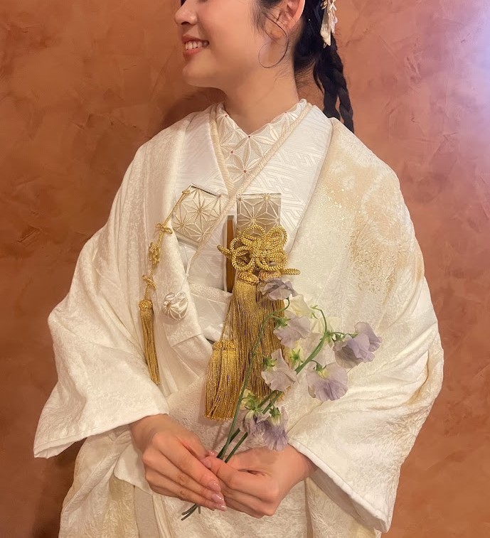 THETREATDRESSINGに入荷した新作白無垢は金箔が美しい明るい雰囲気の白無垢で春のお花であるスイートピーのブーケを持ち女性の柔らかさを表現してくれます