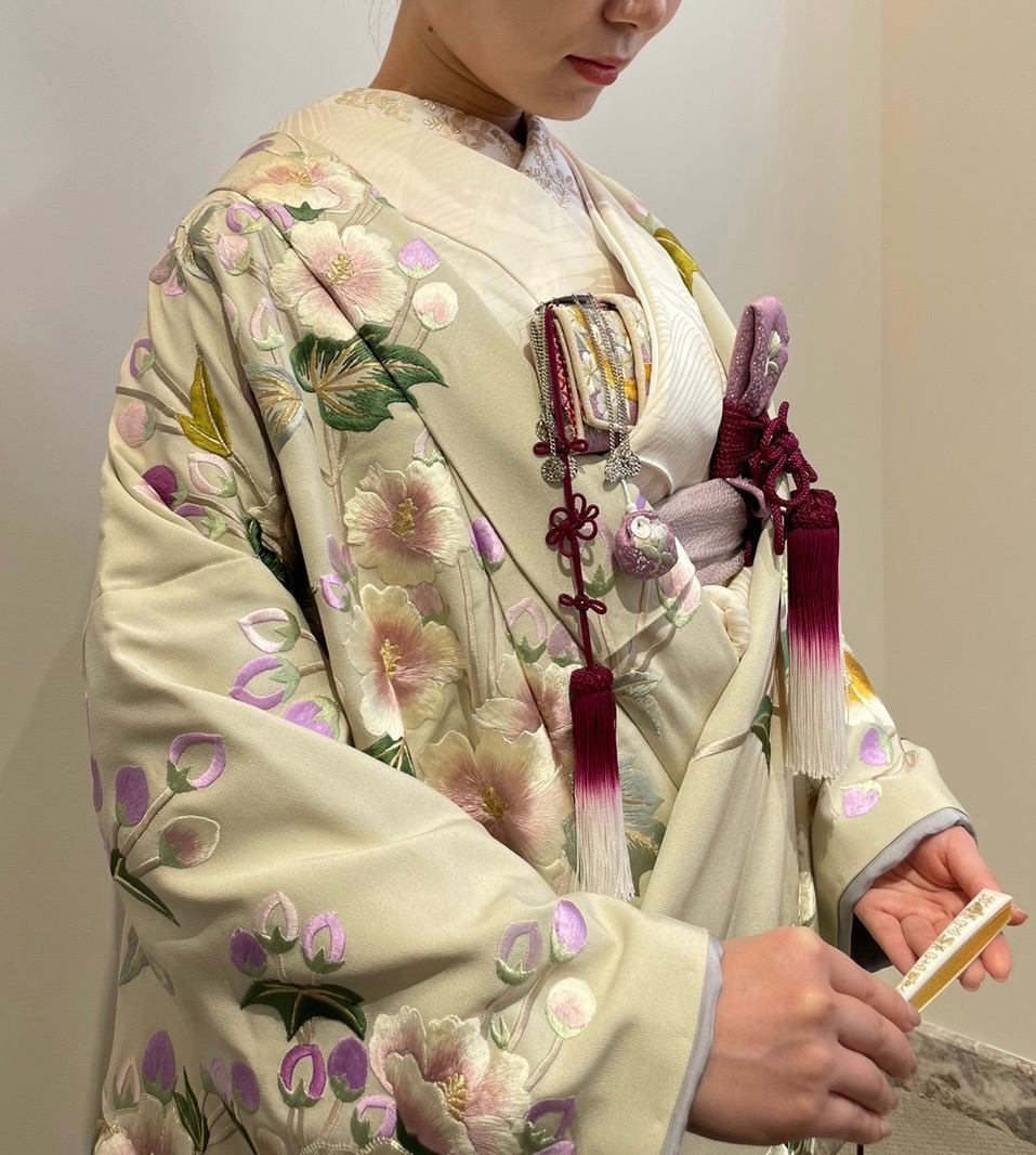 トリート神戸店に入荷した芙蓉が広がる鶯色の新作色打掛をご紹介