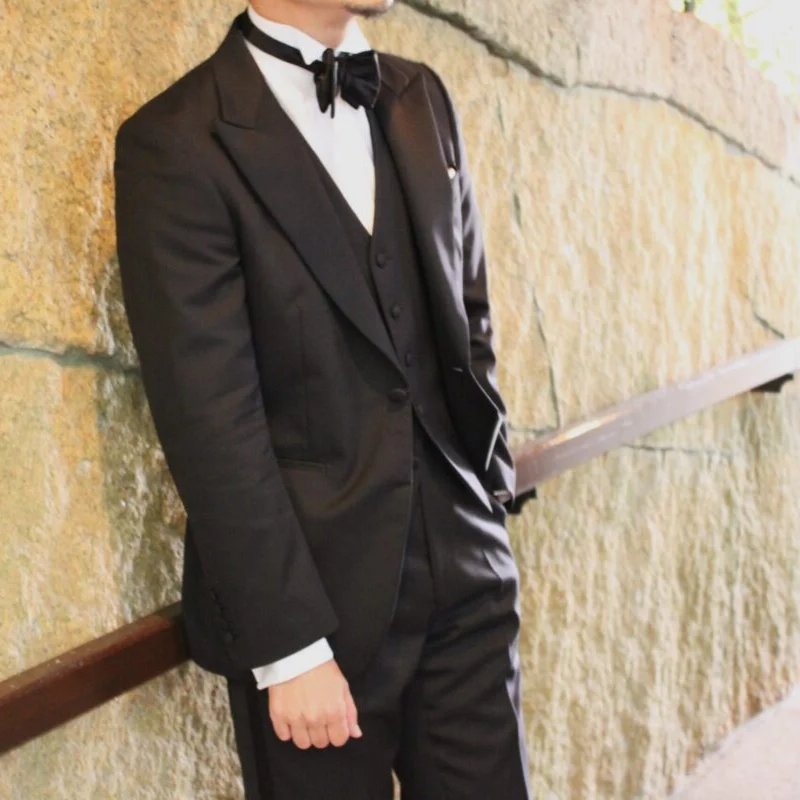結婚式でおすすめのシックな佇まいをも感じさせるトリートドレッシングのブラックタキシードのご紹介です