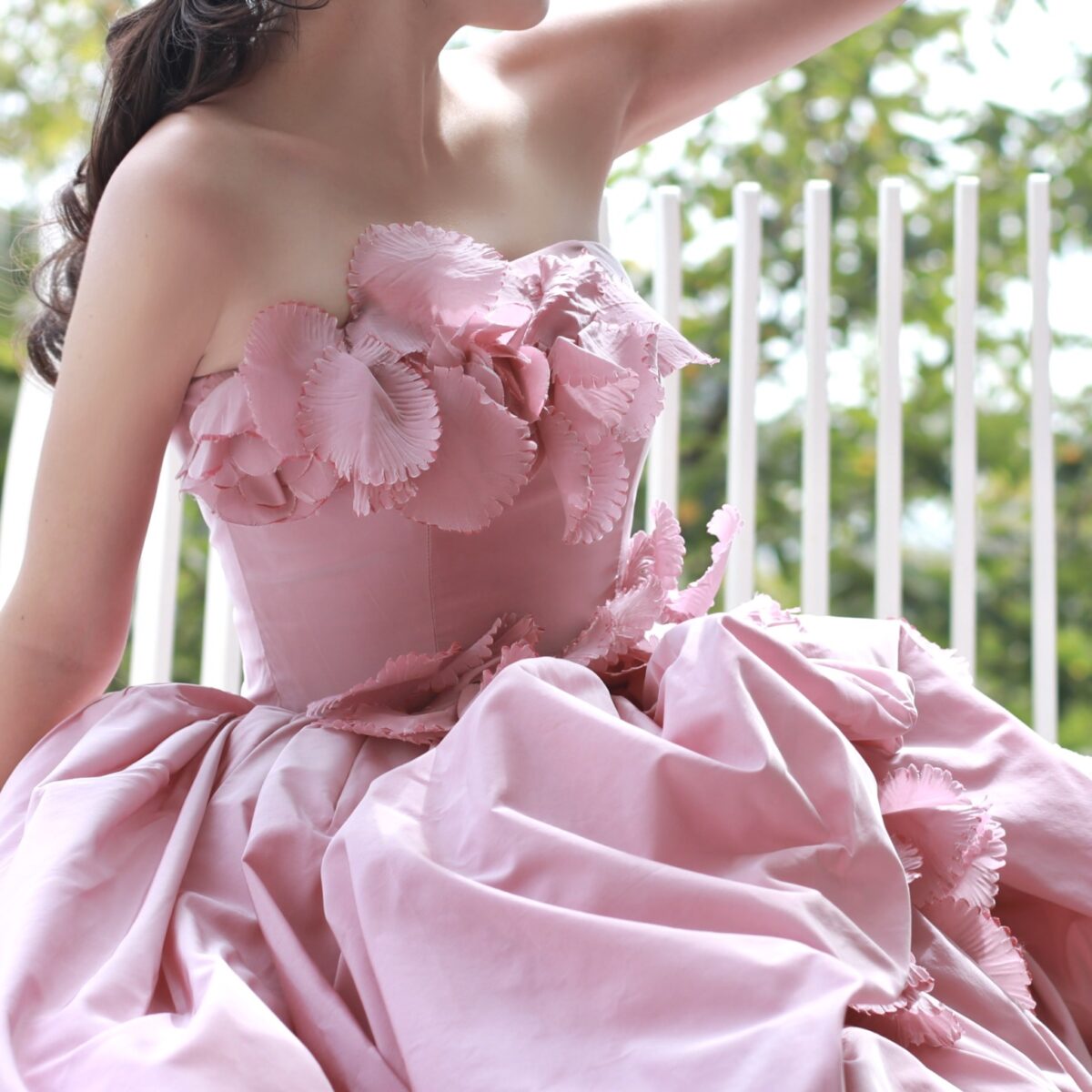 THE TREAT DRESSINGより、北野クラブSOLA・ソラ神戸にてご結婚式を挙げる花嫁におすすめなインポートのカラードレス、ヨーランクリスの1着をおすすめいたします