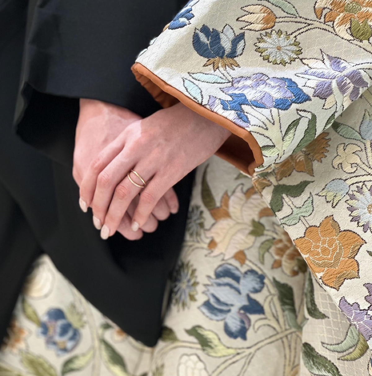 オリエンタルホテル神戸・相楽園・蘇州園にて結婚式を挙げる花嫁におすすめな、モダンでおしゃれな上質さを感じる水色の色打掛をご紹介