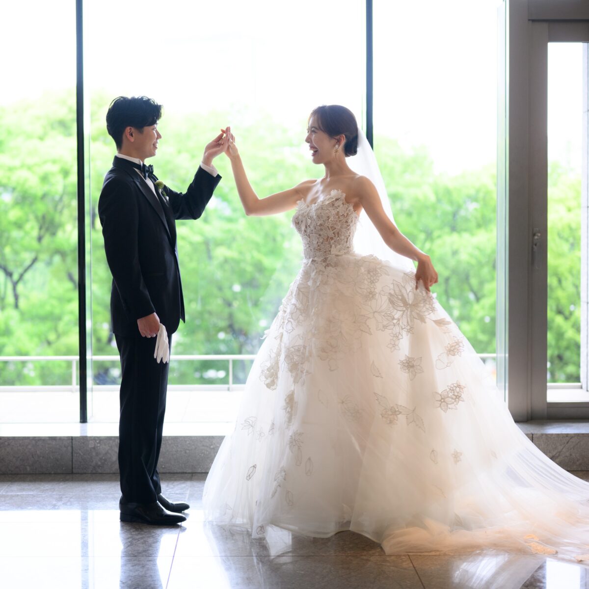THE TREAT DRESSING ADDITION店(ザ トリート ドレッシング アディション店)の提携会場、パレスホテル東京で結婚式を挙げられたご新郎ご新婦様のご紹介。花嫁様が心から愛せるOscar de la Renta(オスカー デ ラ レンタ)のウェディングドレスを纏い過ごす一日は特別な一日を彩りました。