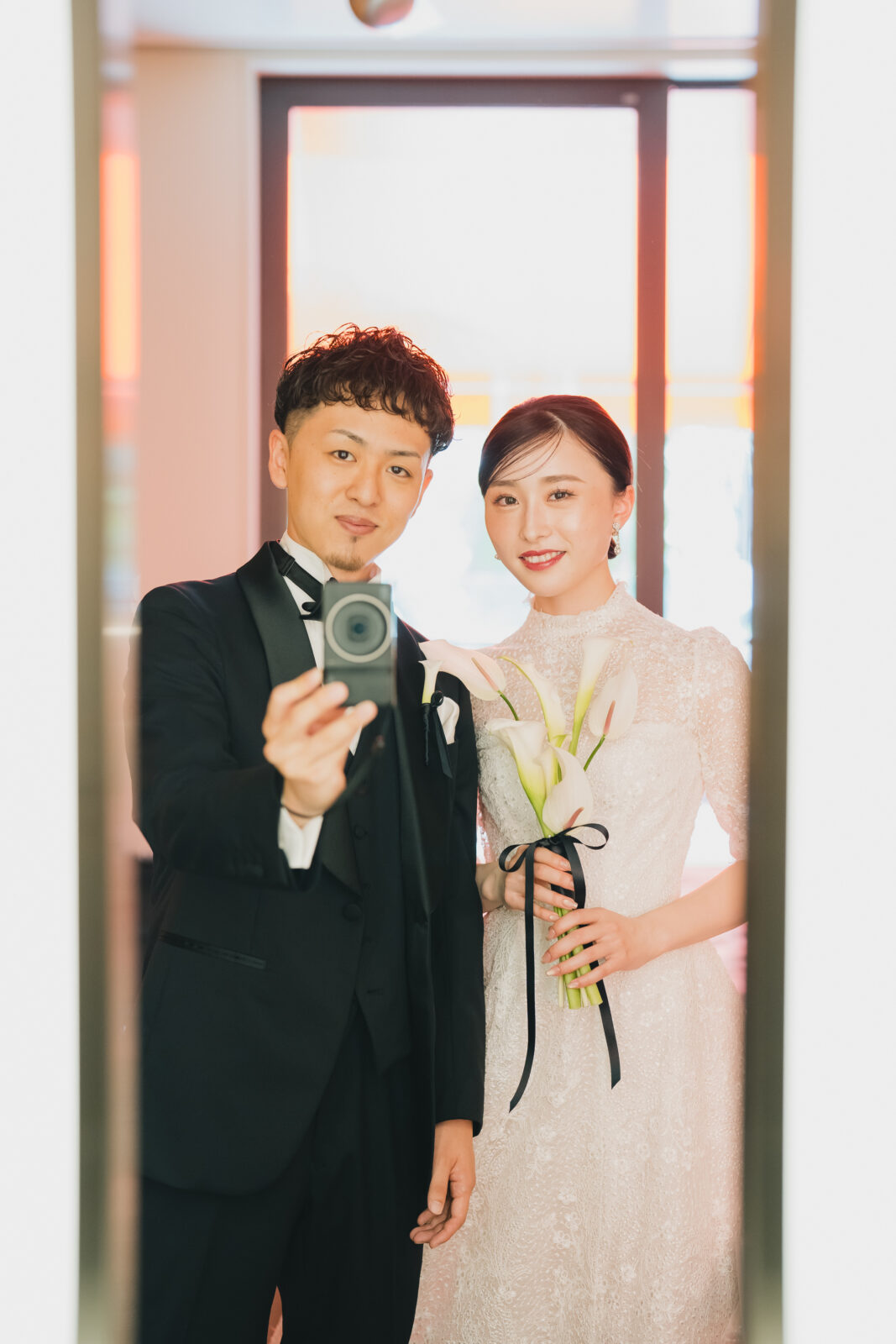 鏡越しに笑顔で映る新郎新婦のお二人